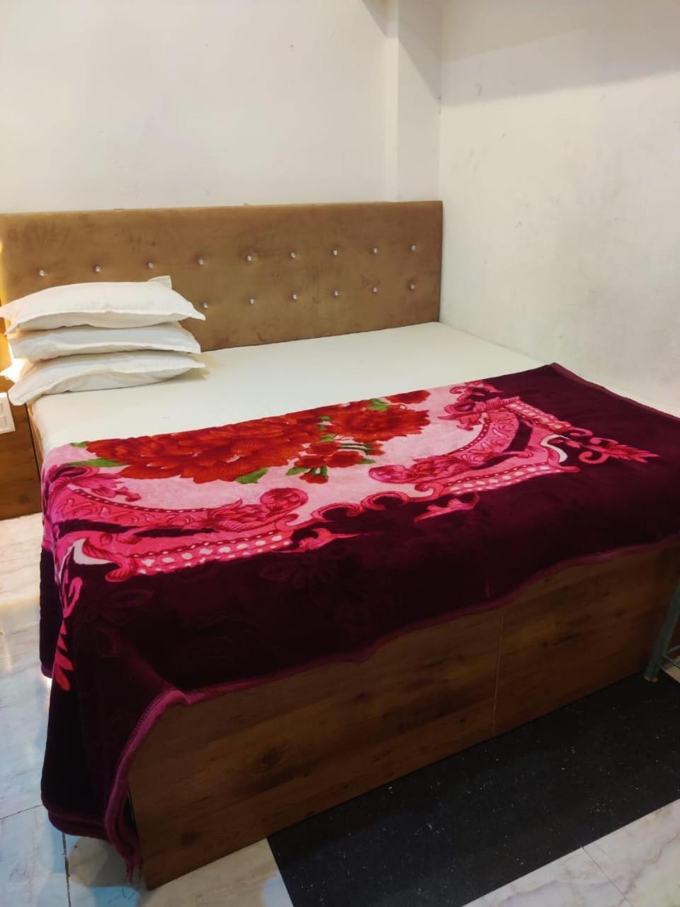 Hotel Amritam Inn 우자인 외부 사진