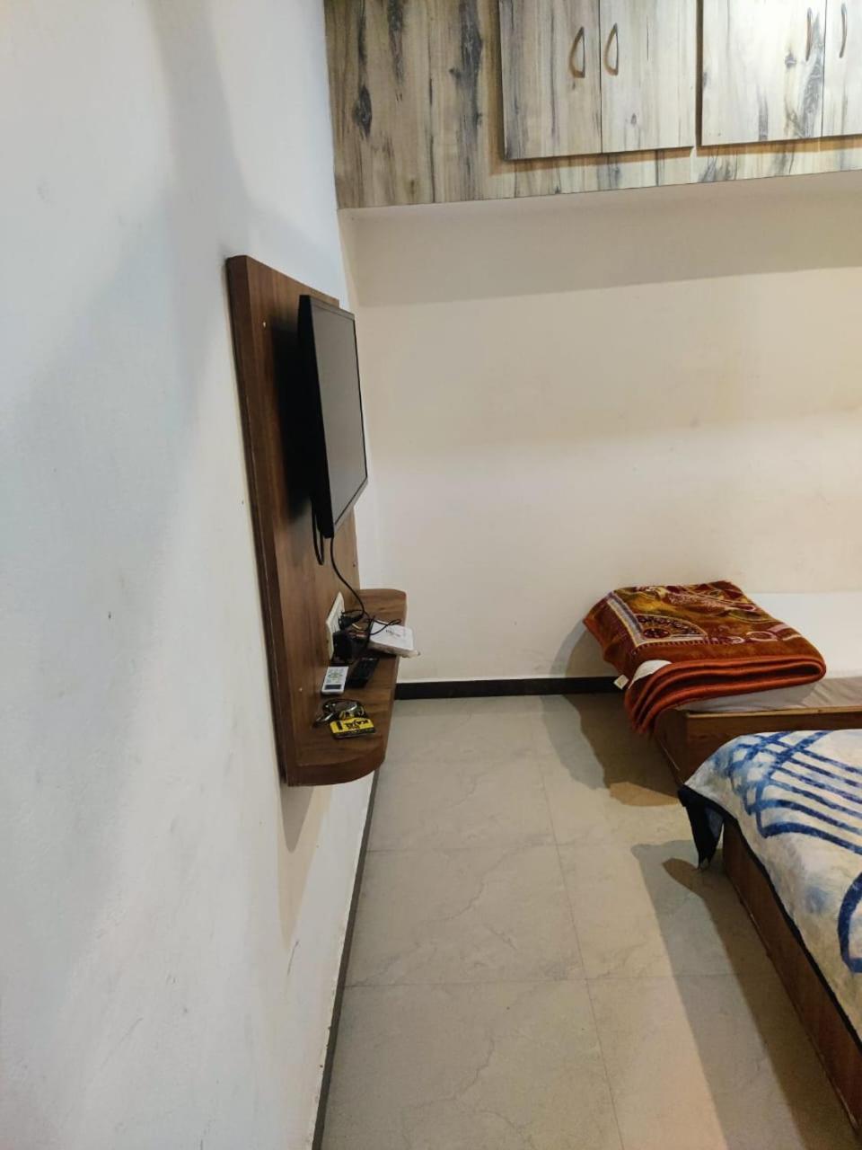 Hotel Amritam Inn 우자인 외부 사진