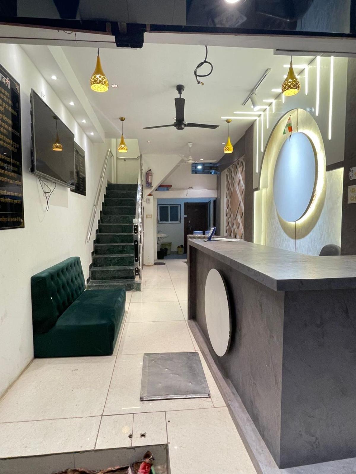 Hotel Amritam Inn 우자인 외부 사진