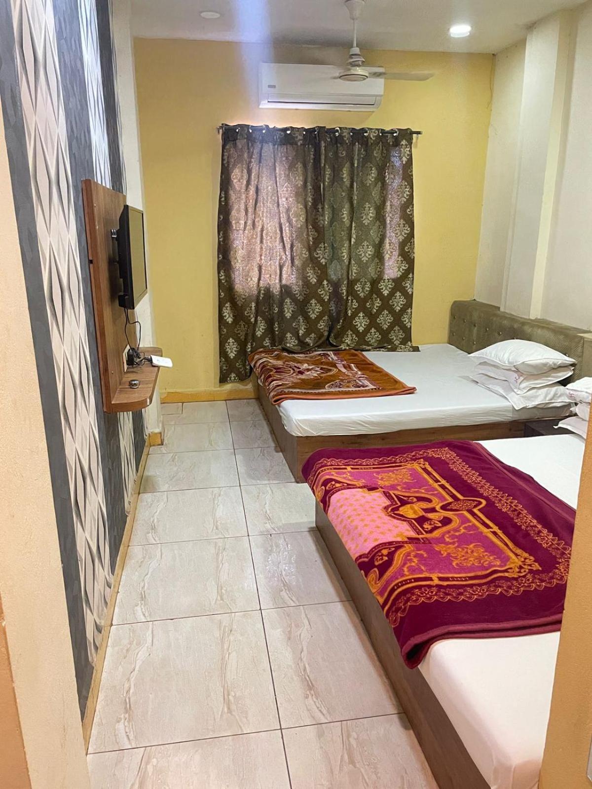 Hotel Amritam Inn 우자인 외부 사진